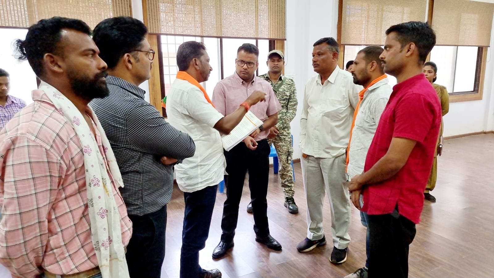 अधूरी नाली बनाकर छोड़ने से डेंगू पनपने के डर से कलेक्टर को दिया ज्ञापन