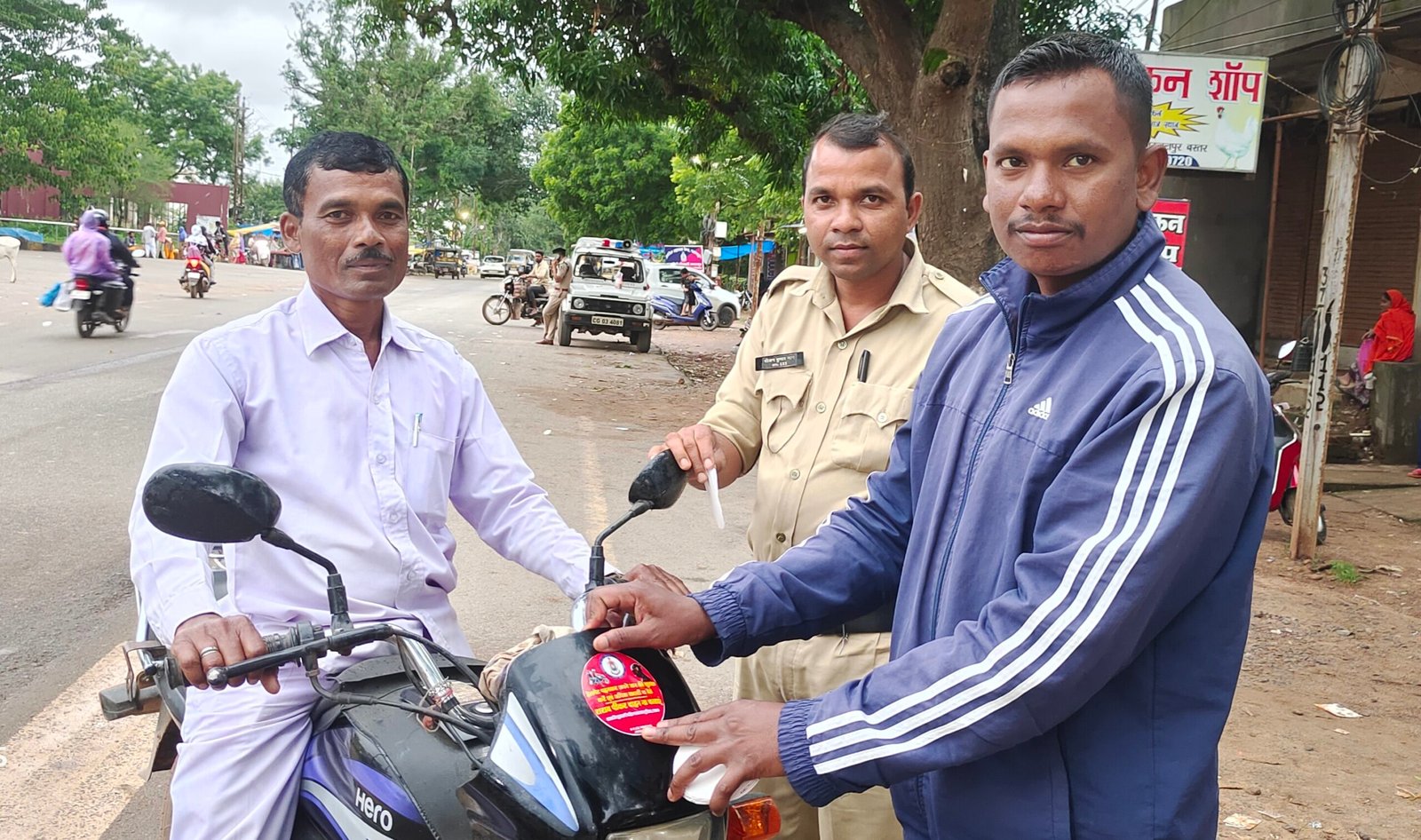 स्टिकर लगाकर लोगों को जागरूक कर रही यातायात पुलिस