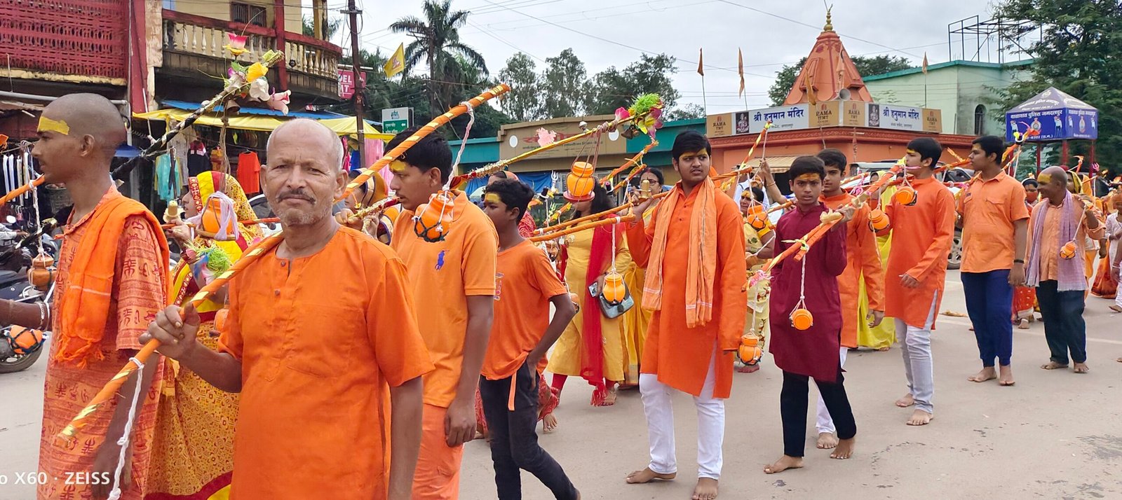 बम भोले जयघोष के साथ कावड़ियों ने निकाली यात्रा
