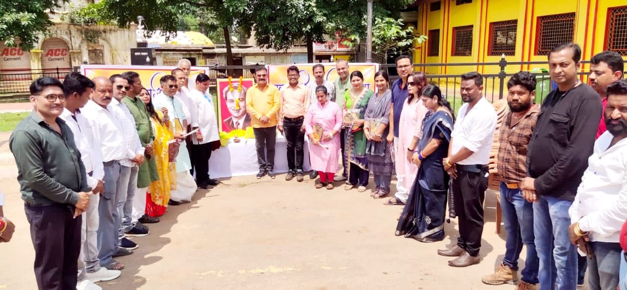 बस्तर के कलाकारों ने प्रसिद्ध गायक मुकेश की 46वीं पुण्यतिथि पर उन्हें याद किया