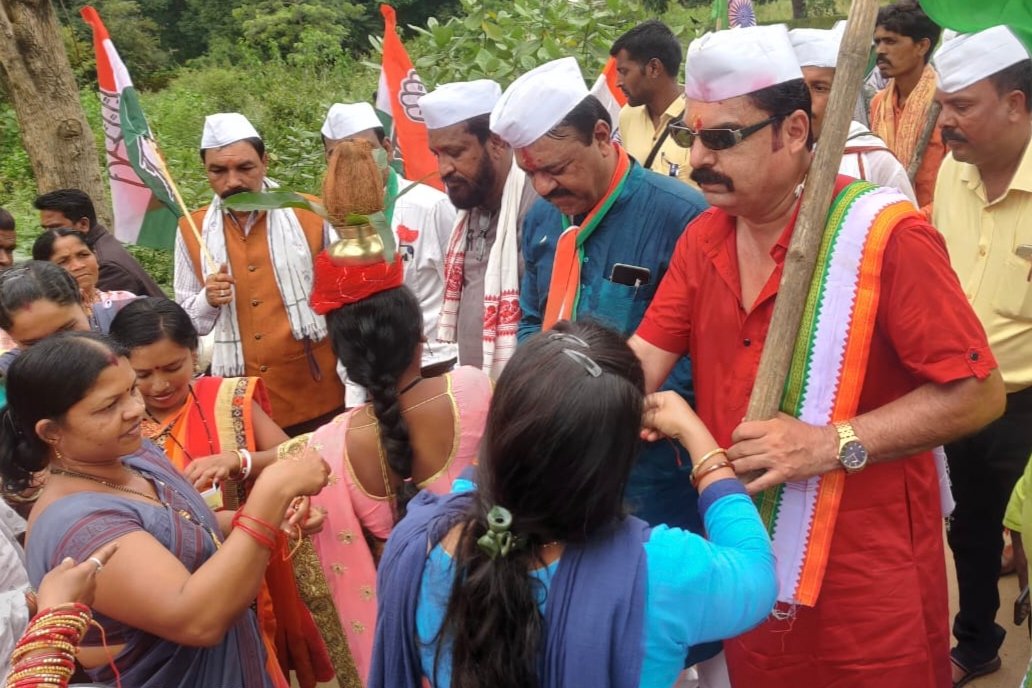 आजादी की गौरव यात्रा, हांथों में तिरंगा ध्वज लिए चौथे दिन चोकावाड़ा पंचायत से प्रारंभ हुई