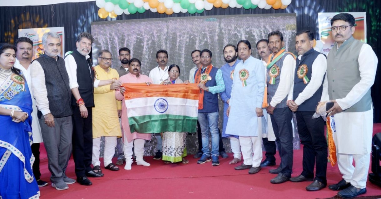“एक शाम देश के नाम” में देशभक्ति गीतों का हुआ आयोजन