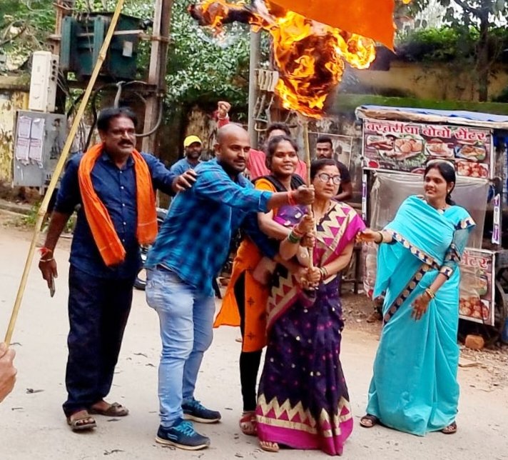 भाजपा महिला मोर्चा द्वारा किया गया मुख्यमंत्री का पुतला दहन