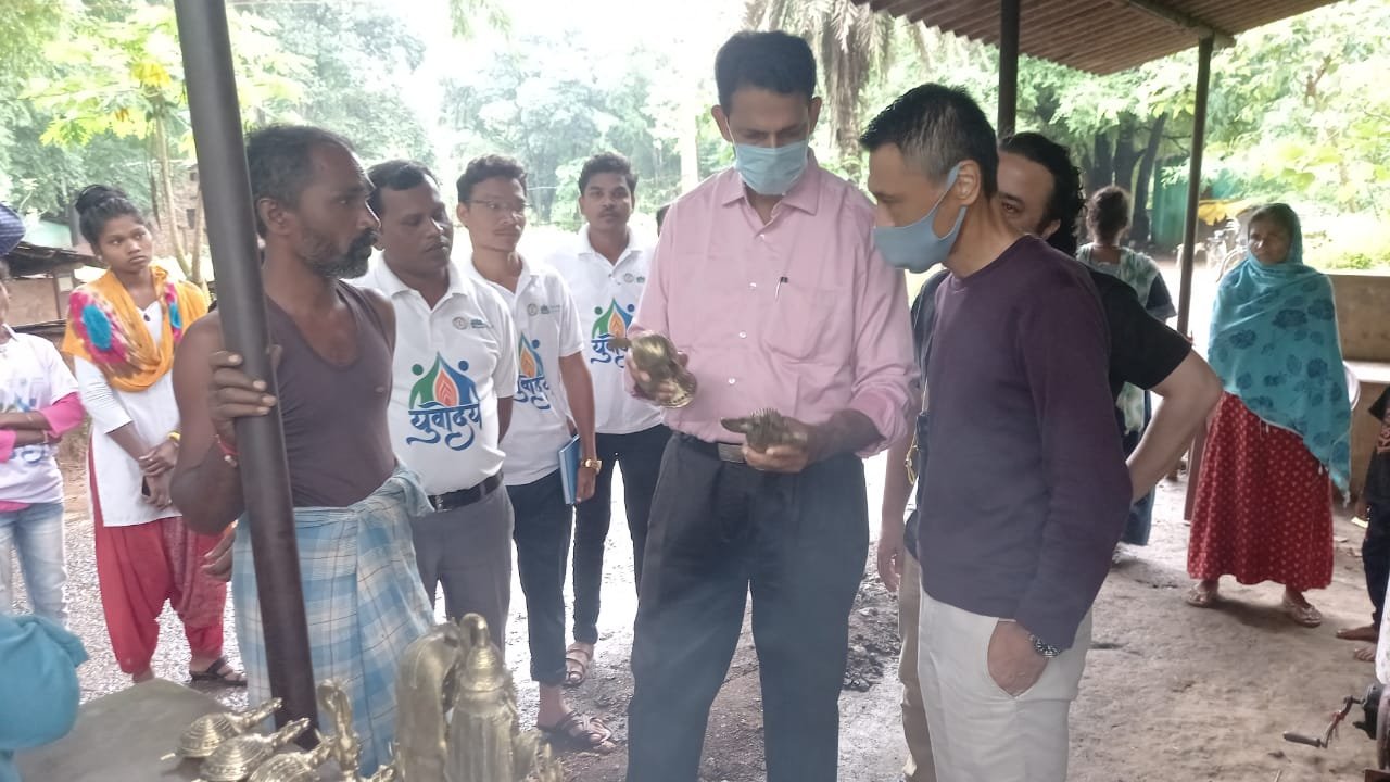 यूनिसेफ के भारत प्रमुख ने देखी बेलमेटल बनाने की प्रक्रिया