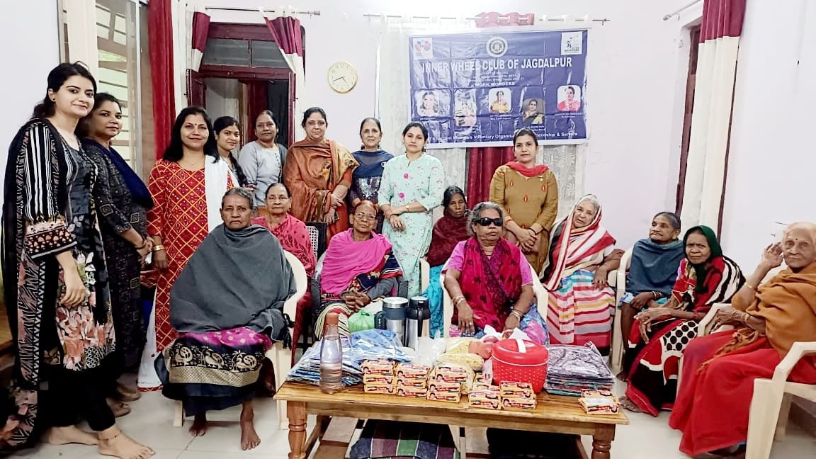 इनरव्हील क्लब के सदस्यों ने वृद्धजनों को दिया उपहार