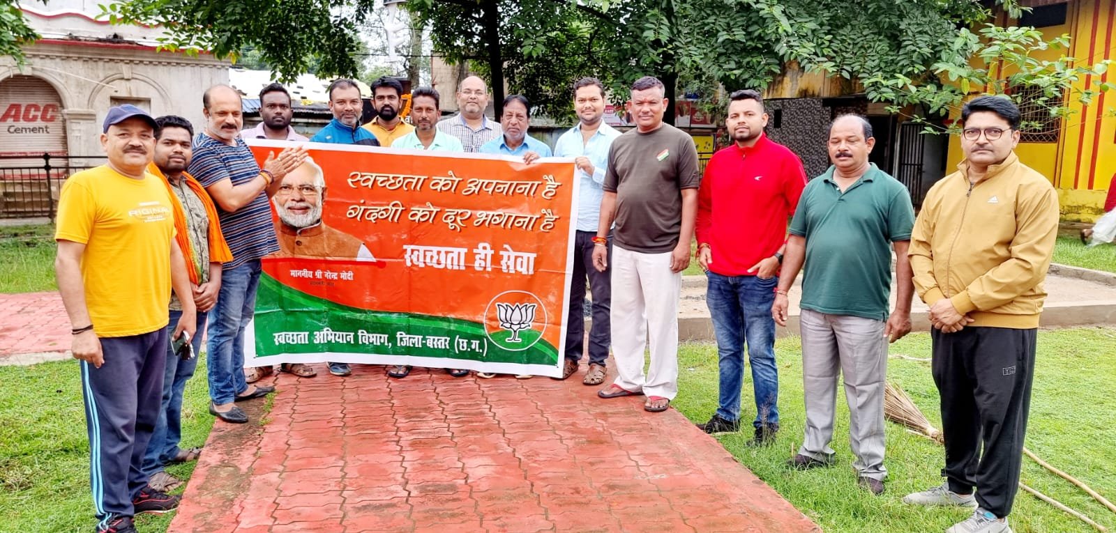 भाजपाईयो ने सेवा पखवाड़ा के तहत शहीद स्मारक की सफाई की