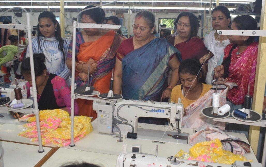 राज्य महिला आयोग अध्यक्ष ने किया डनेक्स गारमेंट फैक्ट्री का अवलोकन
