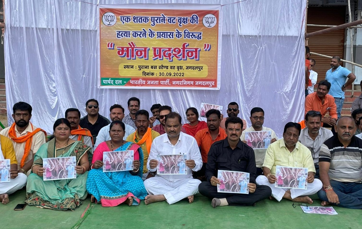 सौ साल पुराने वट वृक्ष को निर्ममता से काटना वास्तव में वृक्ष की हत्या है : संजय पाण्डेय