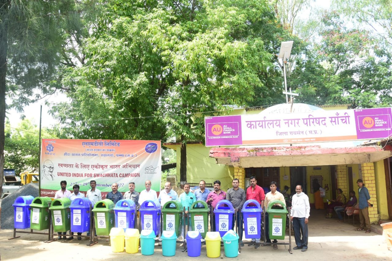 एनएमडीसी ने स्वच्छता के लिए एकजुट भारत कार्यक्रम का किया आयोजन