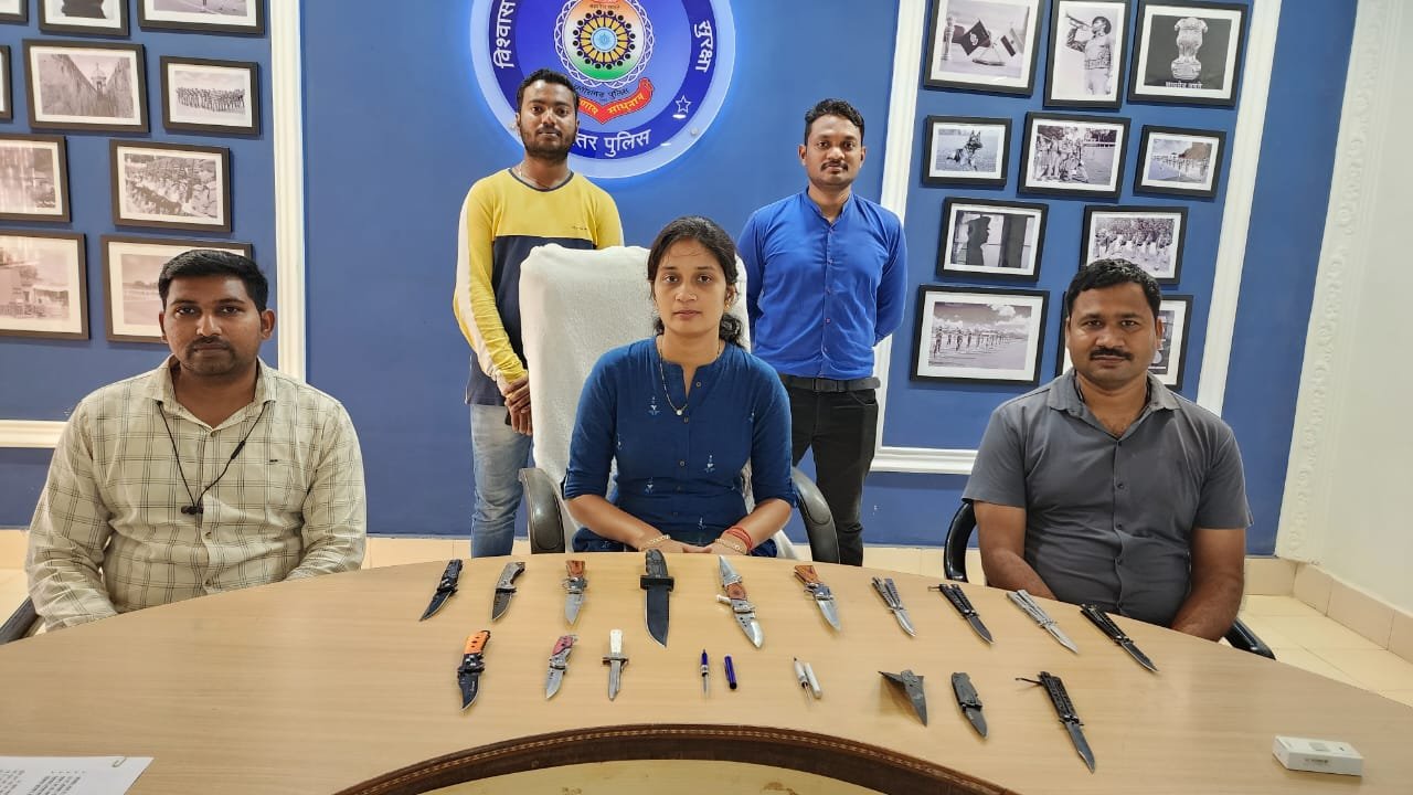 ऑनलाईन से मंगाये गये चाकुओं को जप्तकर बस्तर पुलिस ने की कार्यवाही
