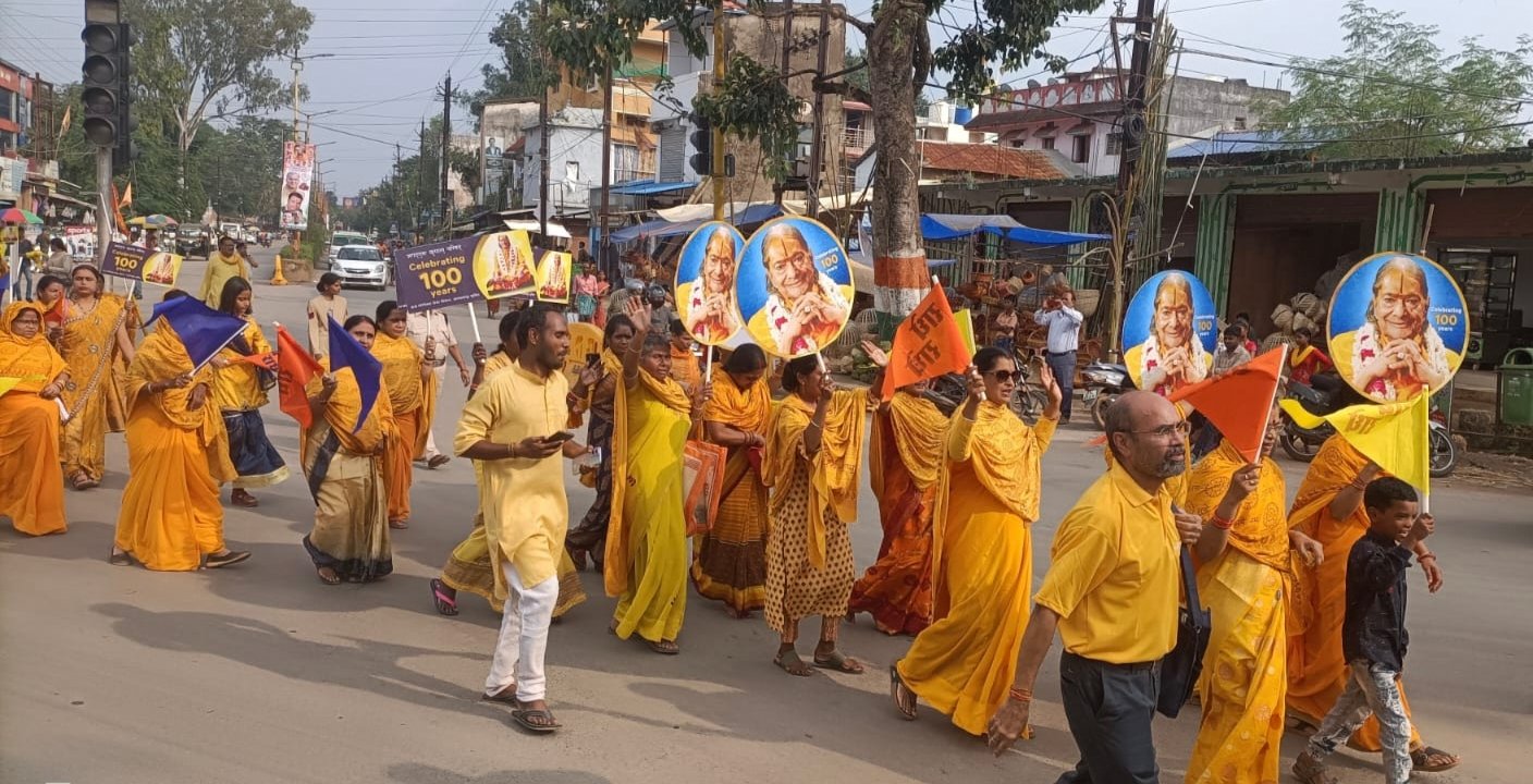कृपालु महाराज के अनुयाईयों ने निकाली भव्य शोभायात्रा