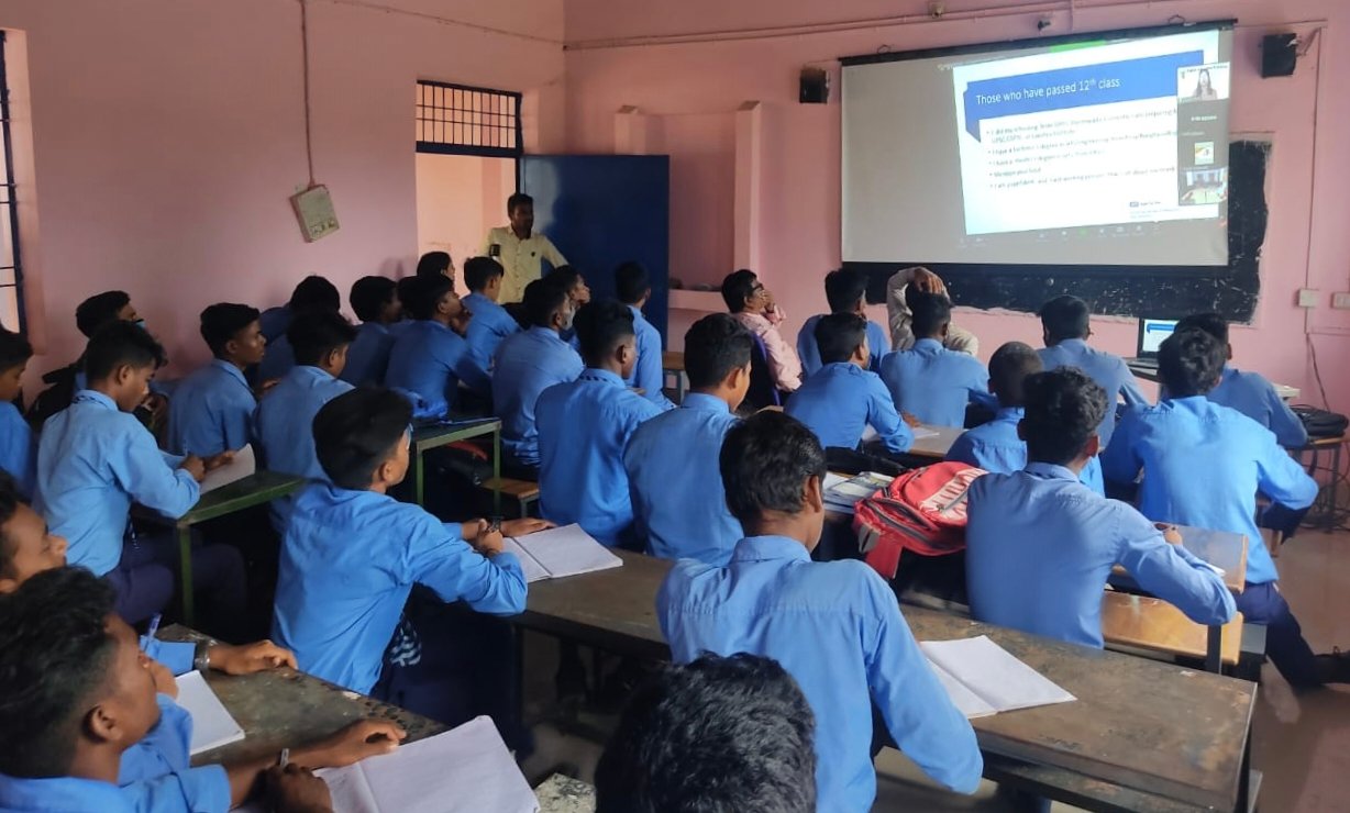 अंग्रेजी की पाठशाला से संवर रहा बच्चों का भविष्य