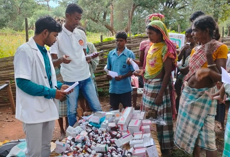अतिसंवेदनशील ग्राम बेंगपाल पहुंची स्वास्थ्य विभाग की टीम
