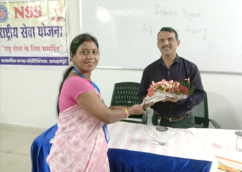 कराते टीचर सरजीत बख्शी ने छात्राओं को दी आत्मरक्षा के टिप्स