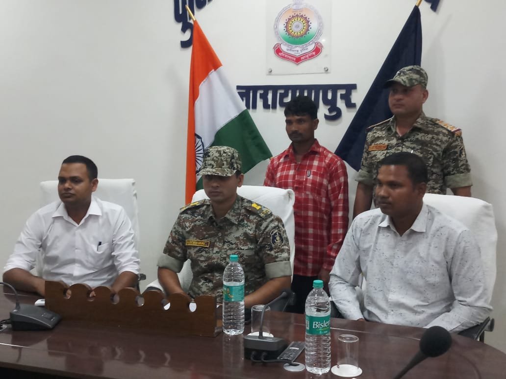 एक लाख ईनामी नक्सली को पुलिस ने किया गिरफ्तार
