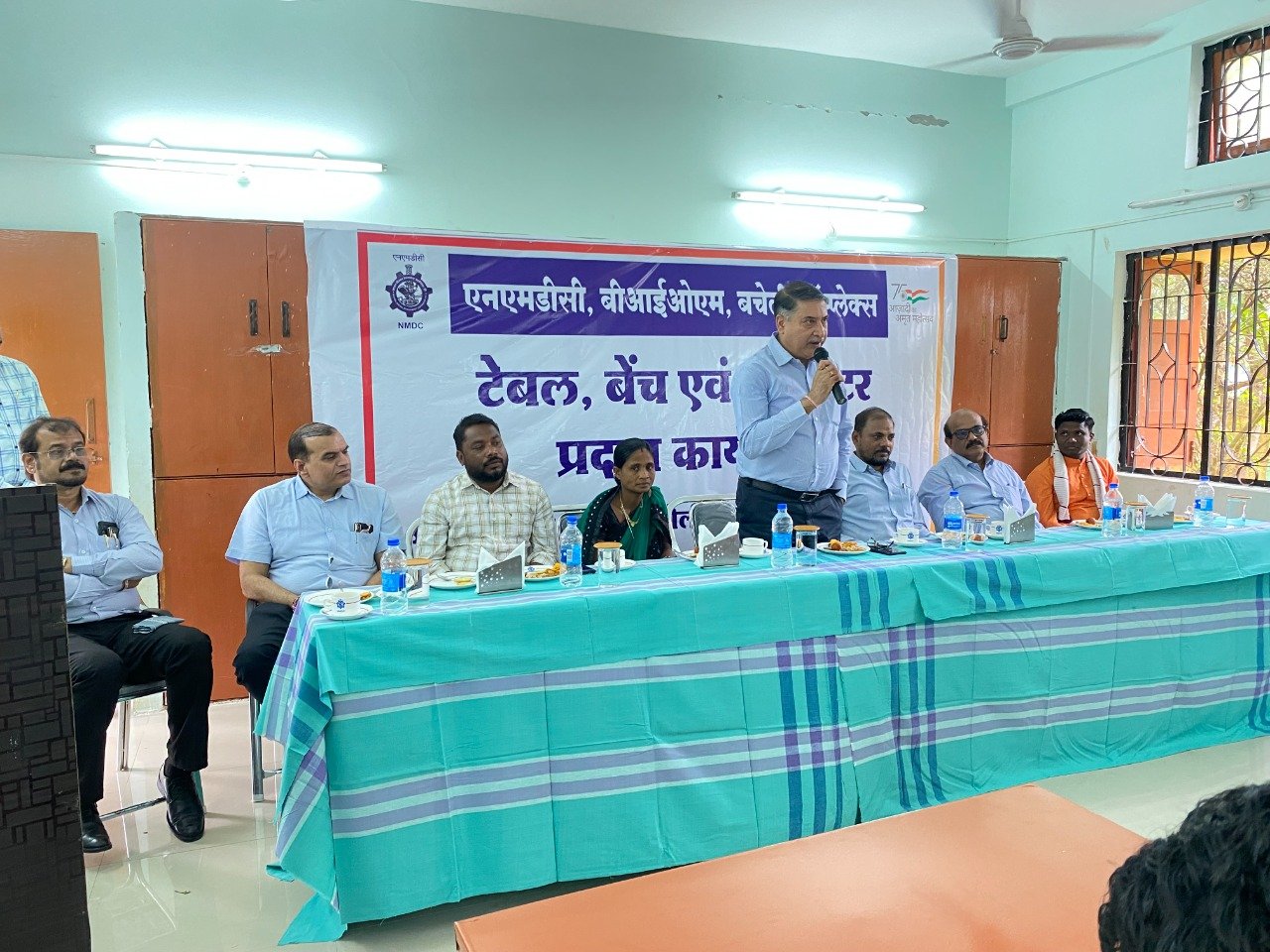 बालक आश्रम दुगेली में टेबल, बेंच एवं कंप्यूटर दिया गया