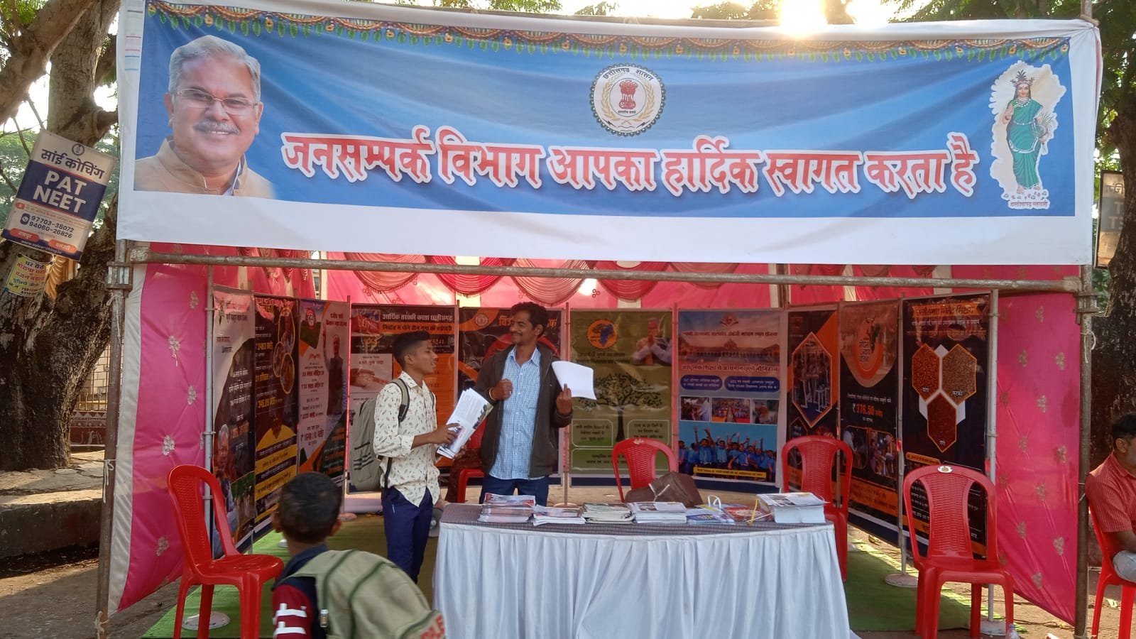 छायाचित्र प्रदर्शनी से मिल रही शासन की योजनाओं की जानकारी