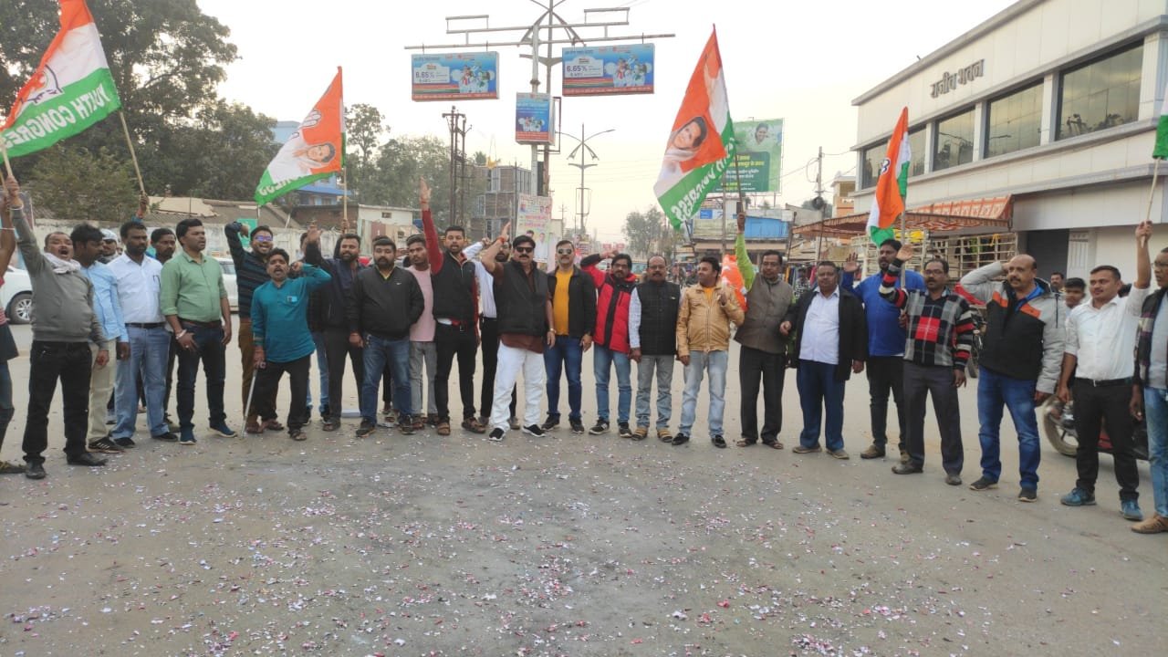 उपचुनाव में विजय पताका फहराने पर जमकर हुई आतिशबाजी