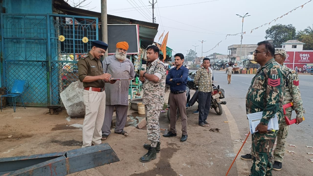 राष्ट्रीय राजमार्ग में अतिक्रमण कर दुकान लगाने वालों के विरूद्ध पुलिस की कार्यवाही