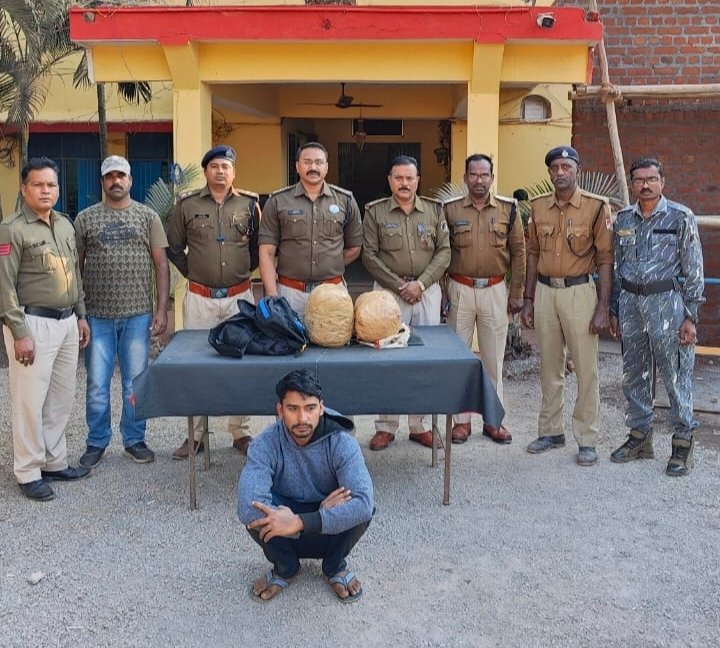 ट्रेन से उतरते ही गांजा तस्कर चढ़ा पुलिस के हत्थे