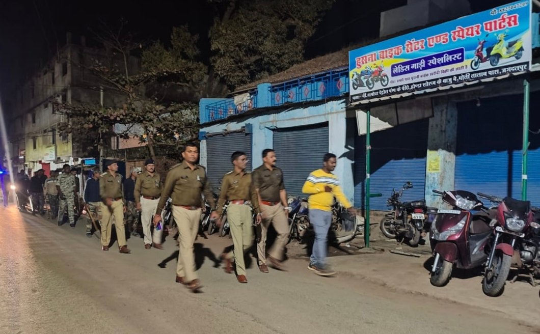 आला अधिकारी शहर में घूम घूमकर ले रहे हैं कानून व्यवस्था का जायजा