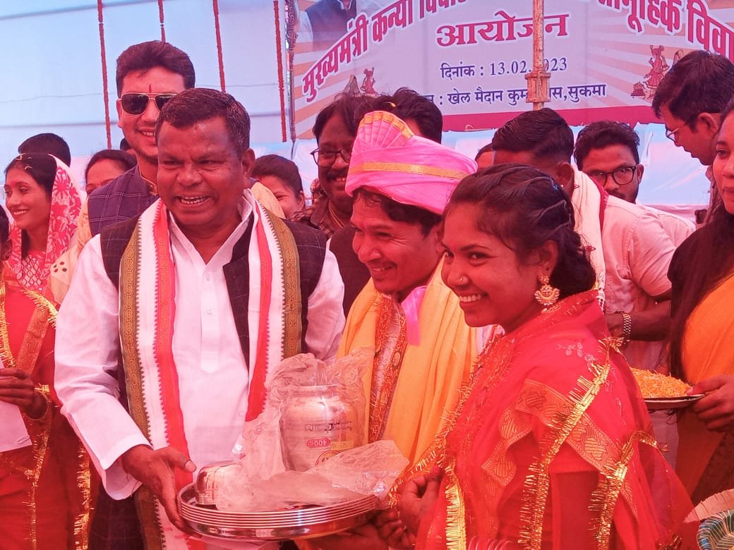 कवासी लखमा ने नवदंपतियों को दिया आशीर्वाद