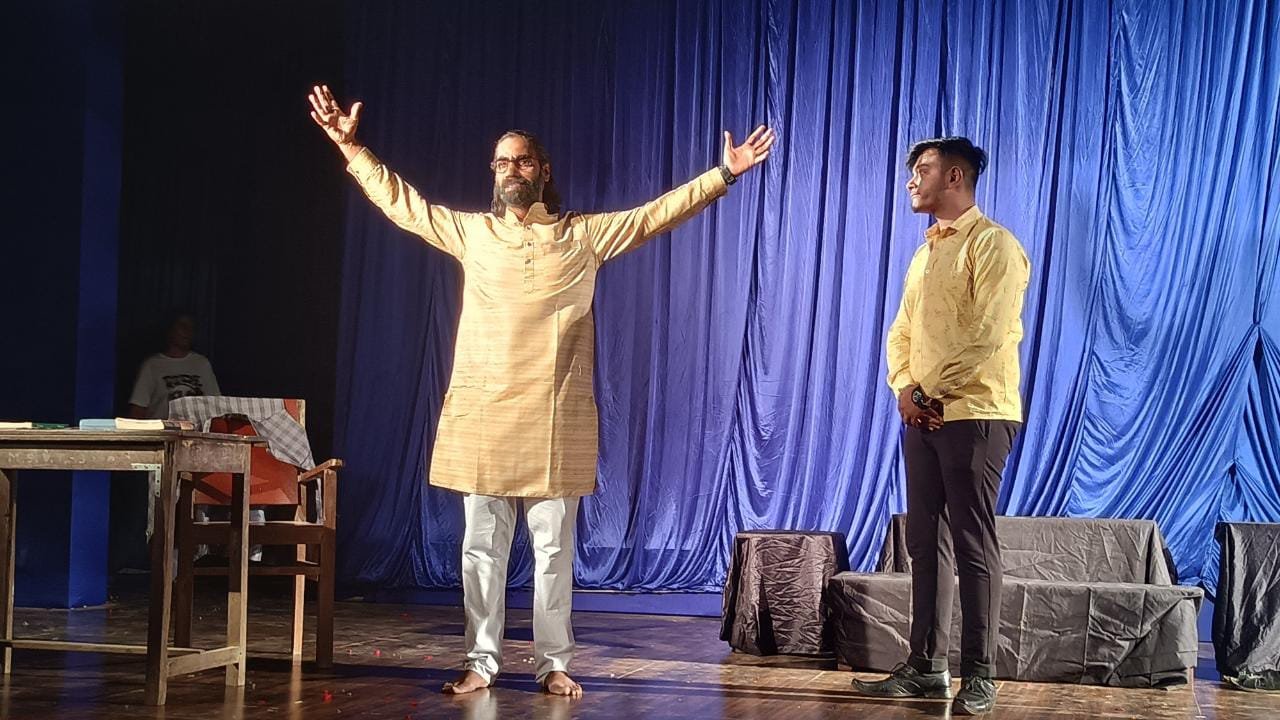 दिग्दर्शक ने अपने मोह में बंधा दर्शकों को, नाट्य परब का हुआ आगाज