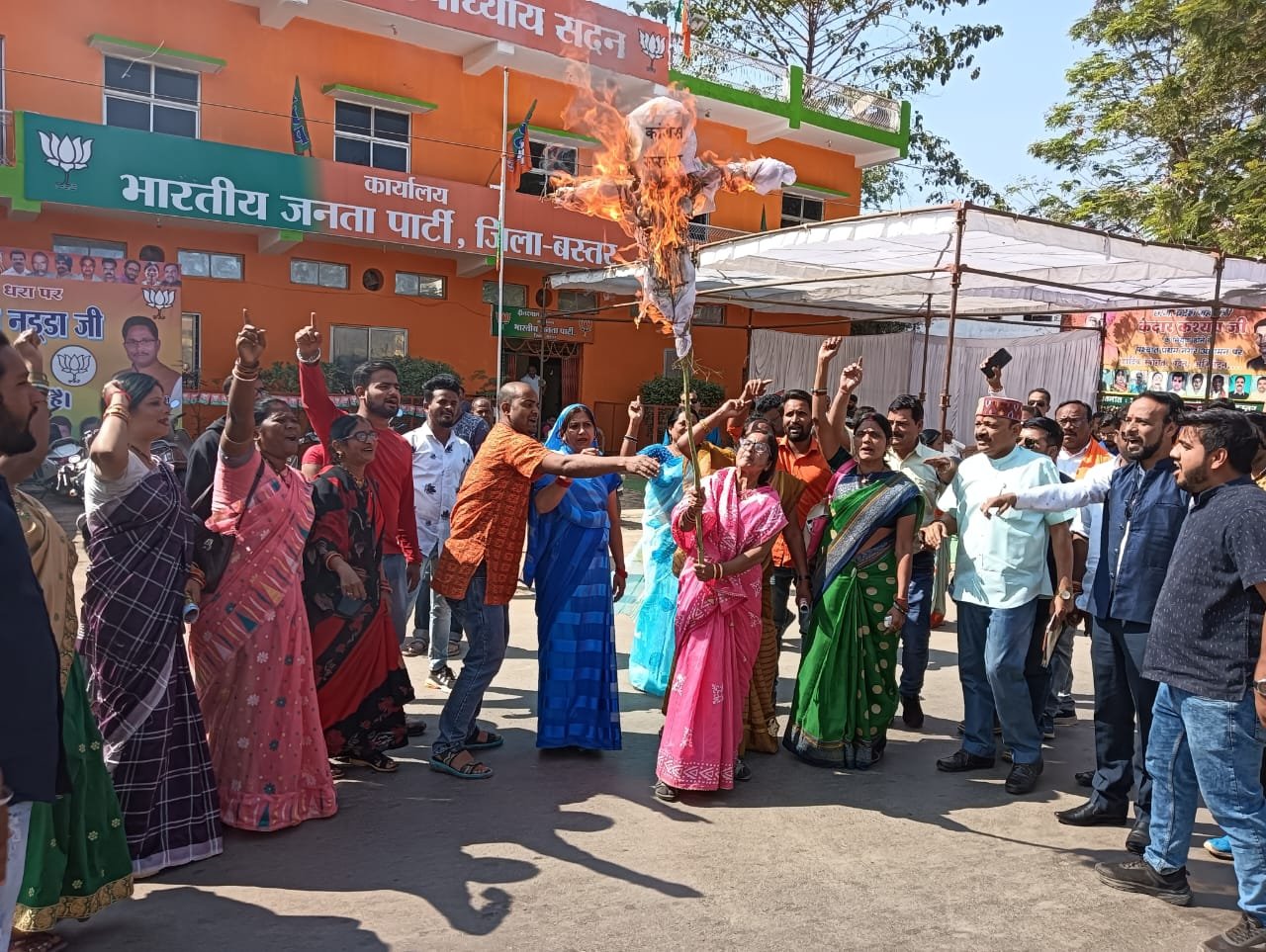 राज्य में बढ़ते अपराध को लेकर महिला मोर्चा द्वारा मुख्यमंत्री का किया पुतला दहन