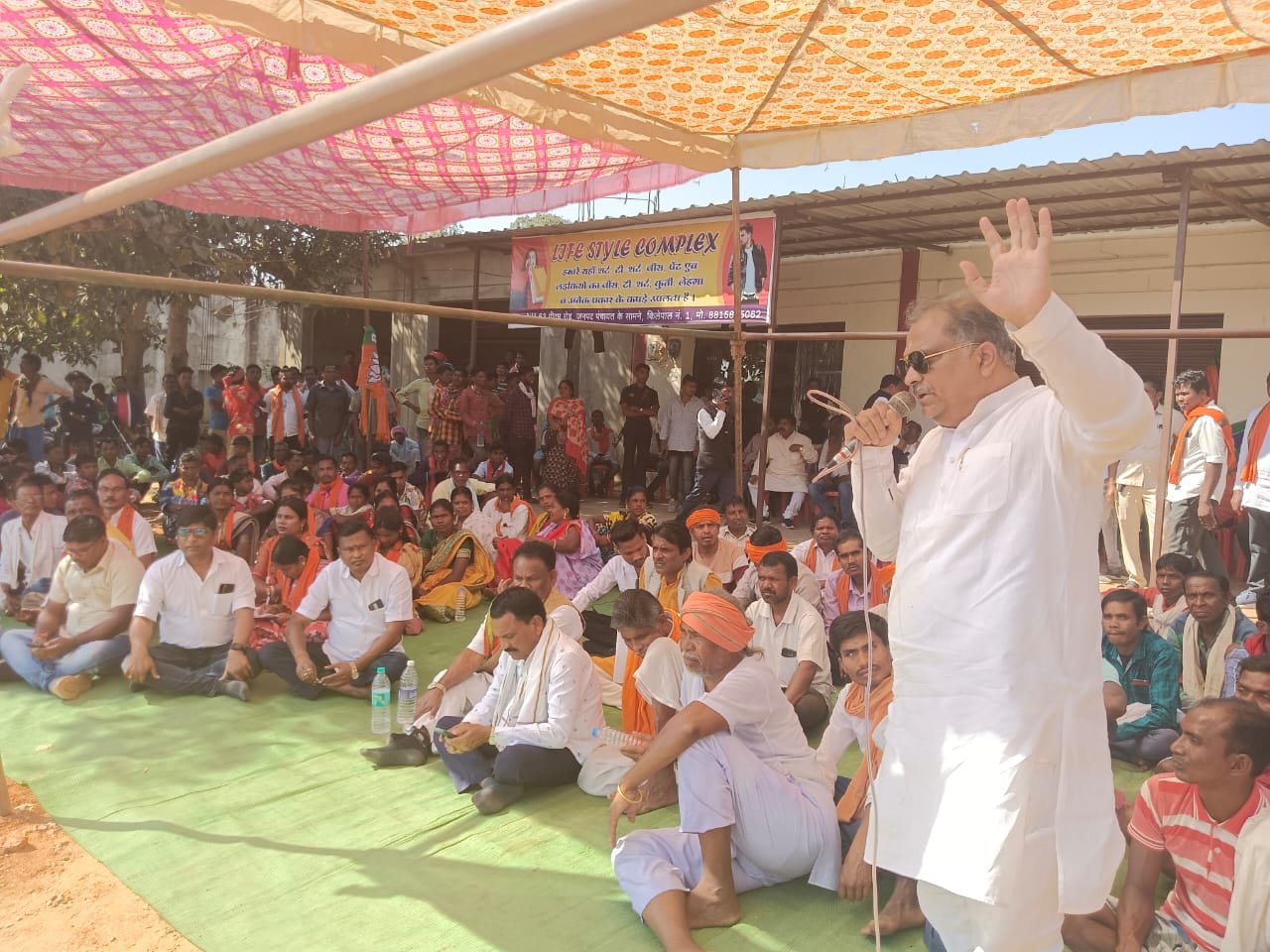 गरीब परिवारों से घर छीन रही प्रदेश सरकार : पूर्व सांसद