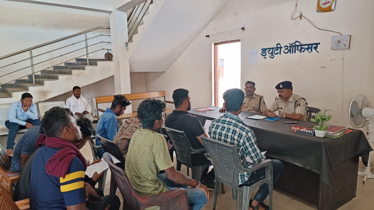 थाना प्रभारी ने ली डी. जे. किराये पर उपलब्ध कराने वाले संचालकों की बैठक