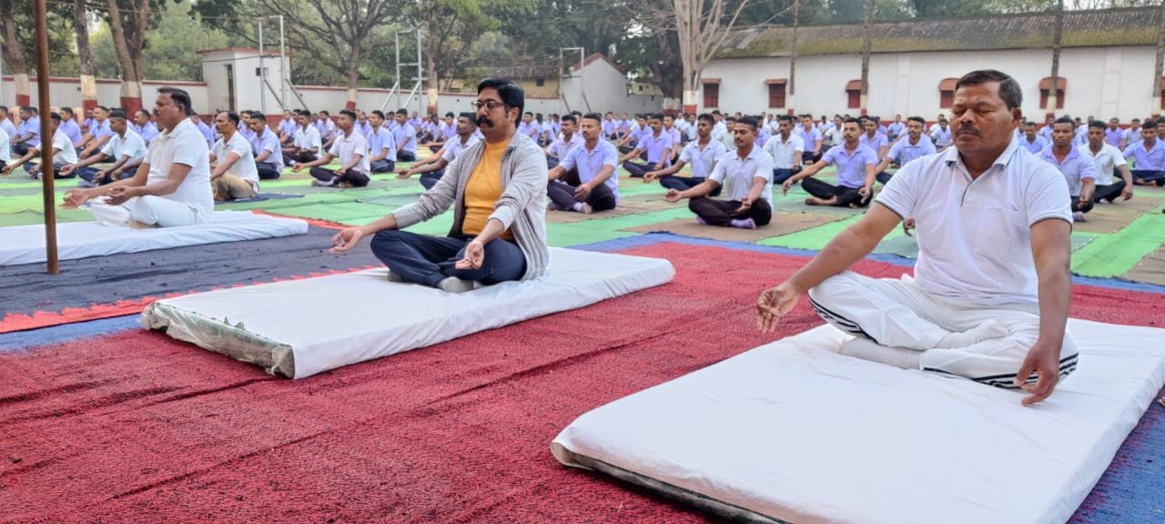 पुलिस प्रशिक्षण शाला में योग विज्ञान शिविर का आईजी ने किया शुभारंभ
