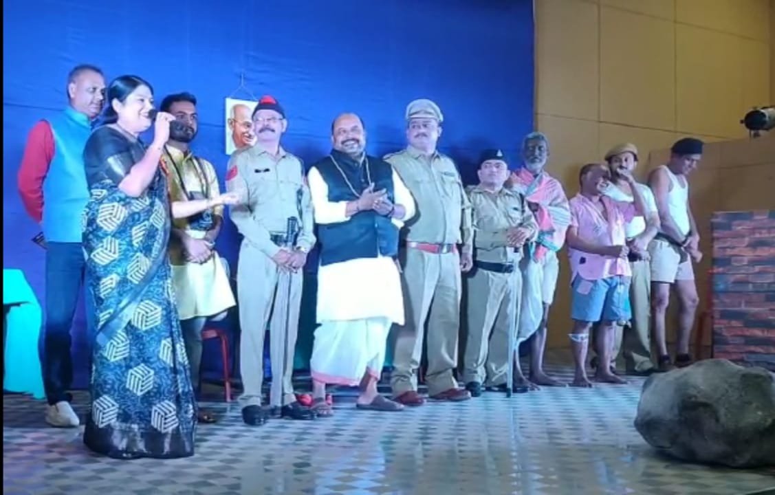 विश्व रंगमंच दिवस के उपलक्ष्य में नाटक राई द स्टोन की प्रस्तुति को दर्शकों ने सराहा