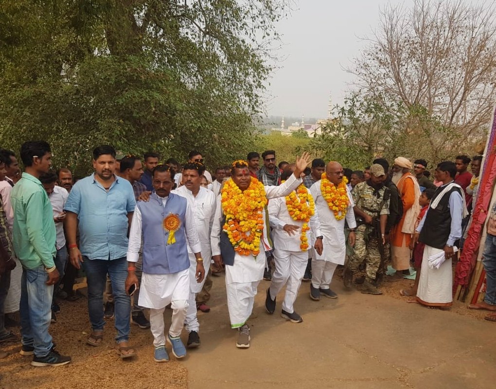 मावली माता मंदिर में लोगों के खुशहाली के लिए उद्योग मंत्री ने की प्रार्थना