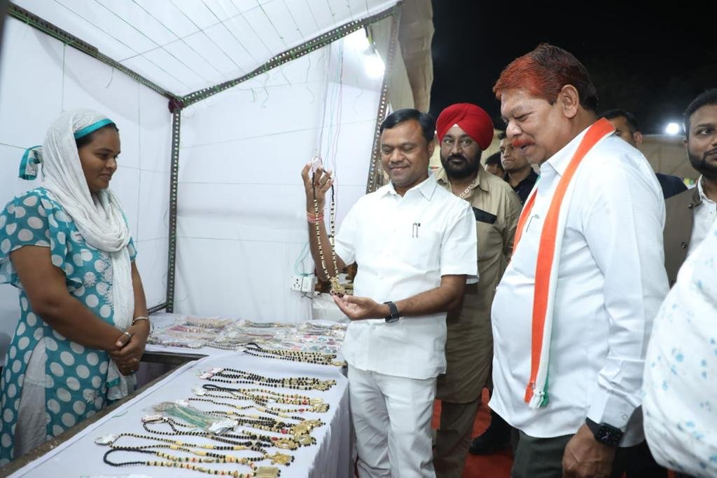 हस्तशिल्प एवं हाथकरघा प्रदर्शनी का सांसद ने किया शुभारंभ किया