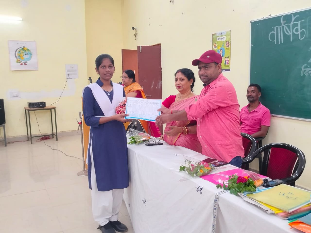 छात्राओं को स्कूल प्रबंधन द्वारा किया गया सम्मानित