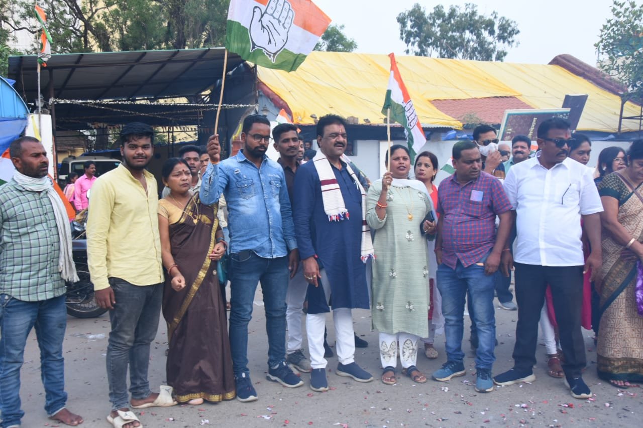 कर्नाटक की जीत पर कांग्रेसियों ने विधायक संग फटाखे फोड़ मनाई खुशी
