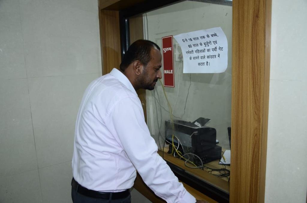 कलेक्टर ने ओपीडी में स्वयं पंजीयन करवाकर करवाई आँख की जांच