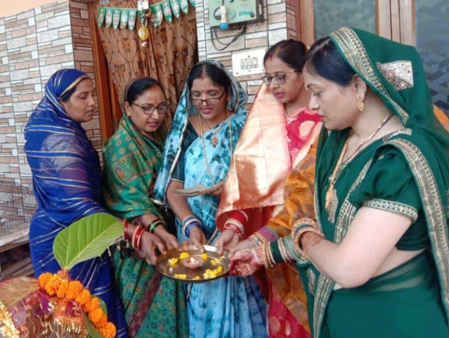 पति की लंबी आयु के लिए महिलाओं ने रखा वट सावित्री व्रत