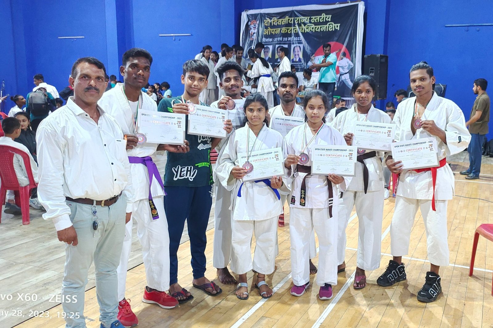 बस्तर के कराटे खिलाड़ियों ने टूर्नामेंट में जीते मेडल