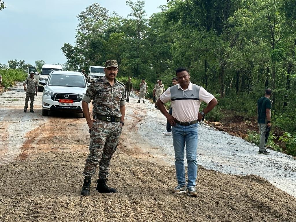 डीआईजी व एस पी ने किया नक्सल प्रभावित क्षेत्र में बन रही सड़क का निरीक्षण