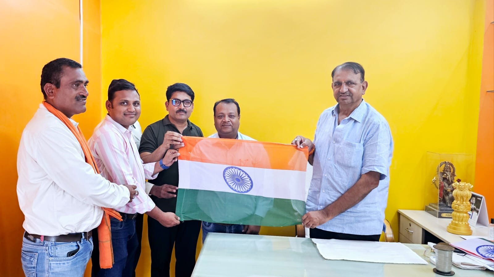 डाक विभाग के अधिकारियों ने पूर्व विधायक को भेंट किया राष्ट्रीय ध्वज
