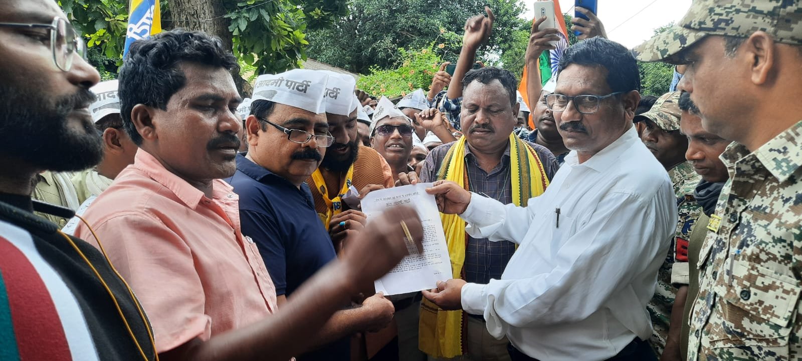 आप पार्टी ने विधायक से पांच साल का हिसाब मांगा