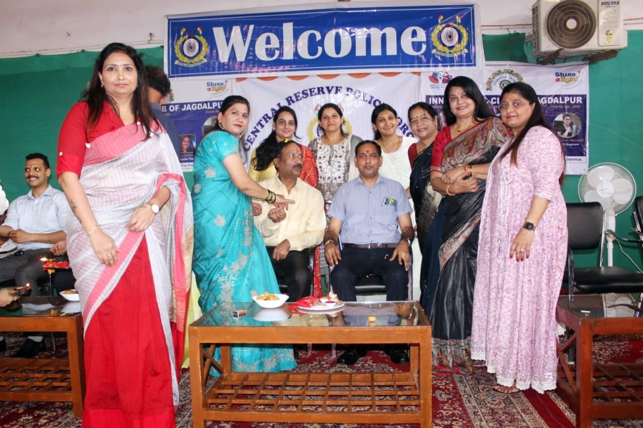 बहनों ने सैनिकों को राखी बांधकर मांगा रक्षा का वचन
