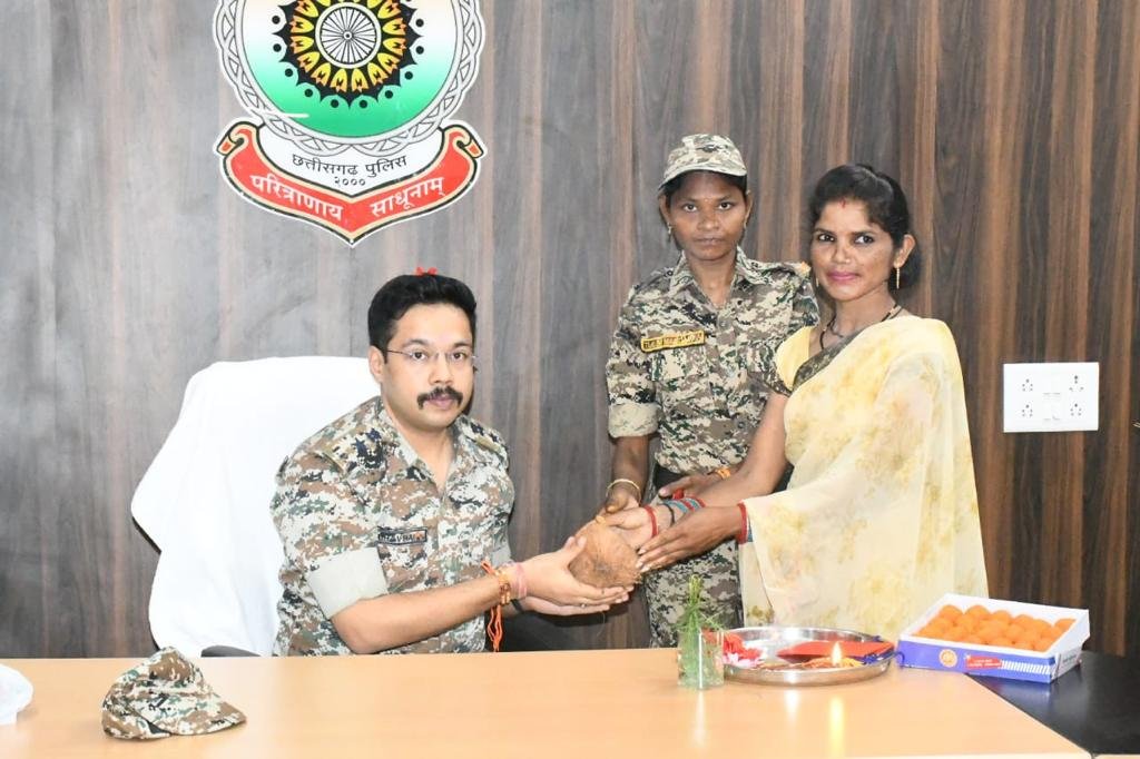 बस्तर फ़ाइटर्स की महिला बल ने एसपी को बांधा राखी