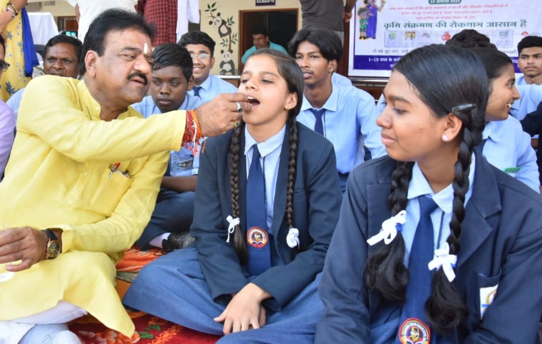 विधायक ने छात्र- छात्राओं को खिलाई कृमिनाशक टेबलेट