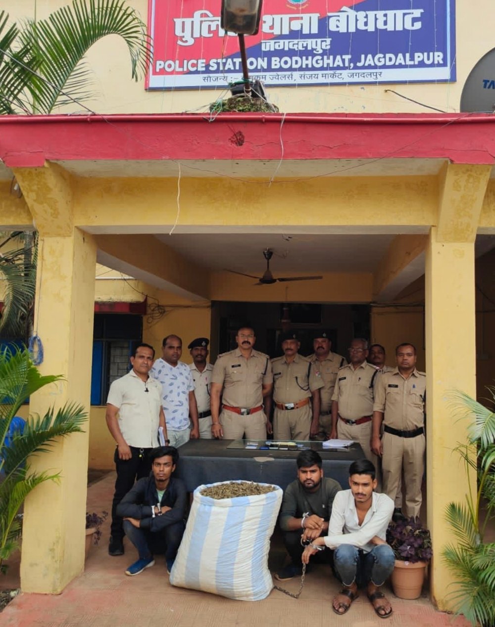 बोधघाट पुलिस एवं रेल्वे सुरक्षा बल की संयुक्त कार्यवाही से अवैध गाँजा तस्कर हुए गिरफ्तार