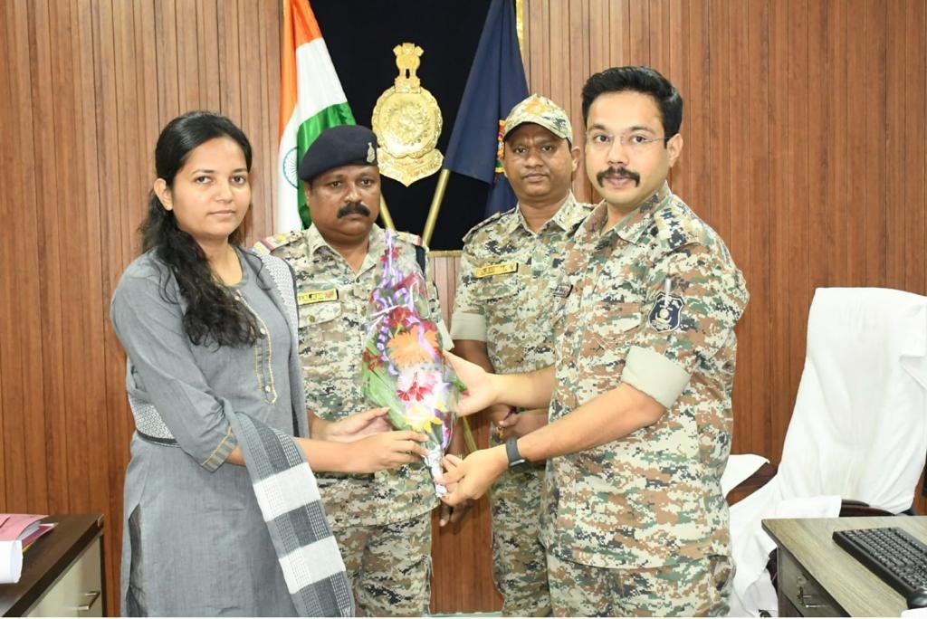 पीएससी में चयन होने पर एसपी ने तनुजा को दी बधाई