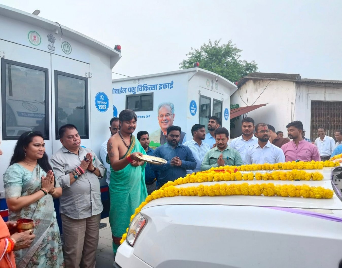 पशु चिकित्सा वाहन को जिला पंचायत अध्यक्ष ने हरी झंडी दिखाकर किया रवाना