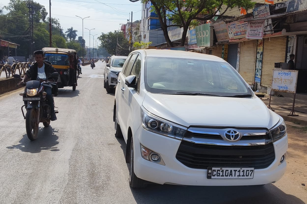 मनमानी पार्किंग से राहगीर हो रहे परेशान, यातायात विभाग मौन