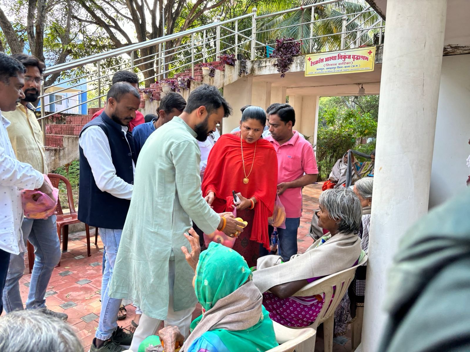 सोनिया गांधी के जन्मदिवस पर कांग्रेसियों ने वृद्धजनों को किया शॉल व फल वितरण